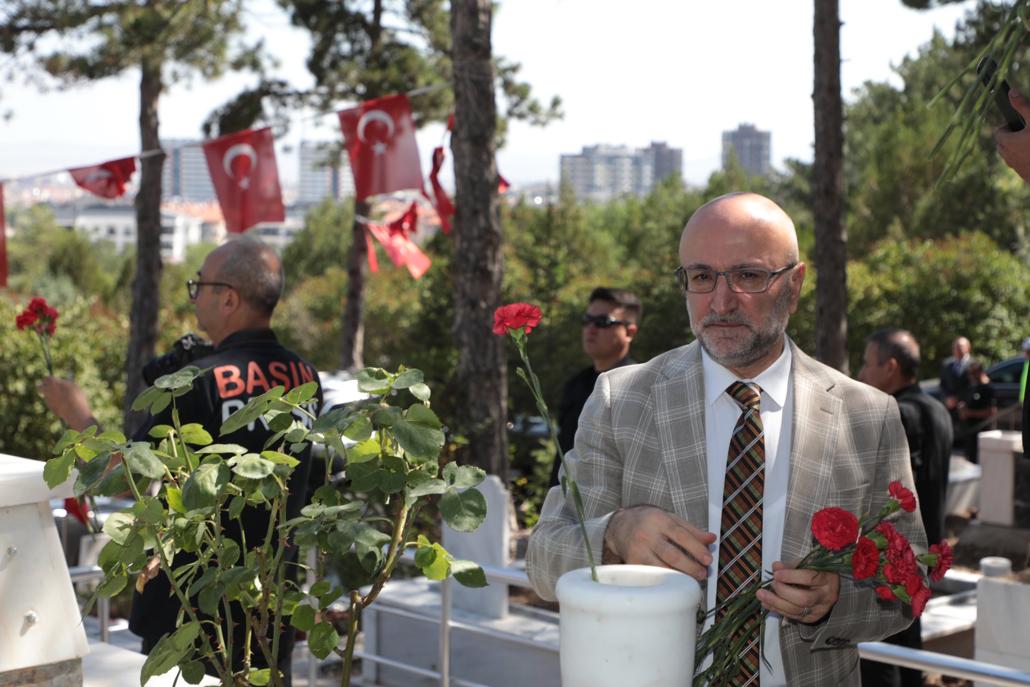 AK Partili Şahin Hava ve Polis Şehitliğini Ziyaret Etti