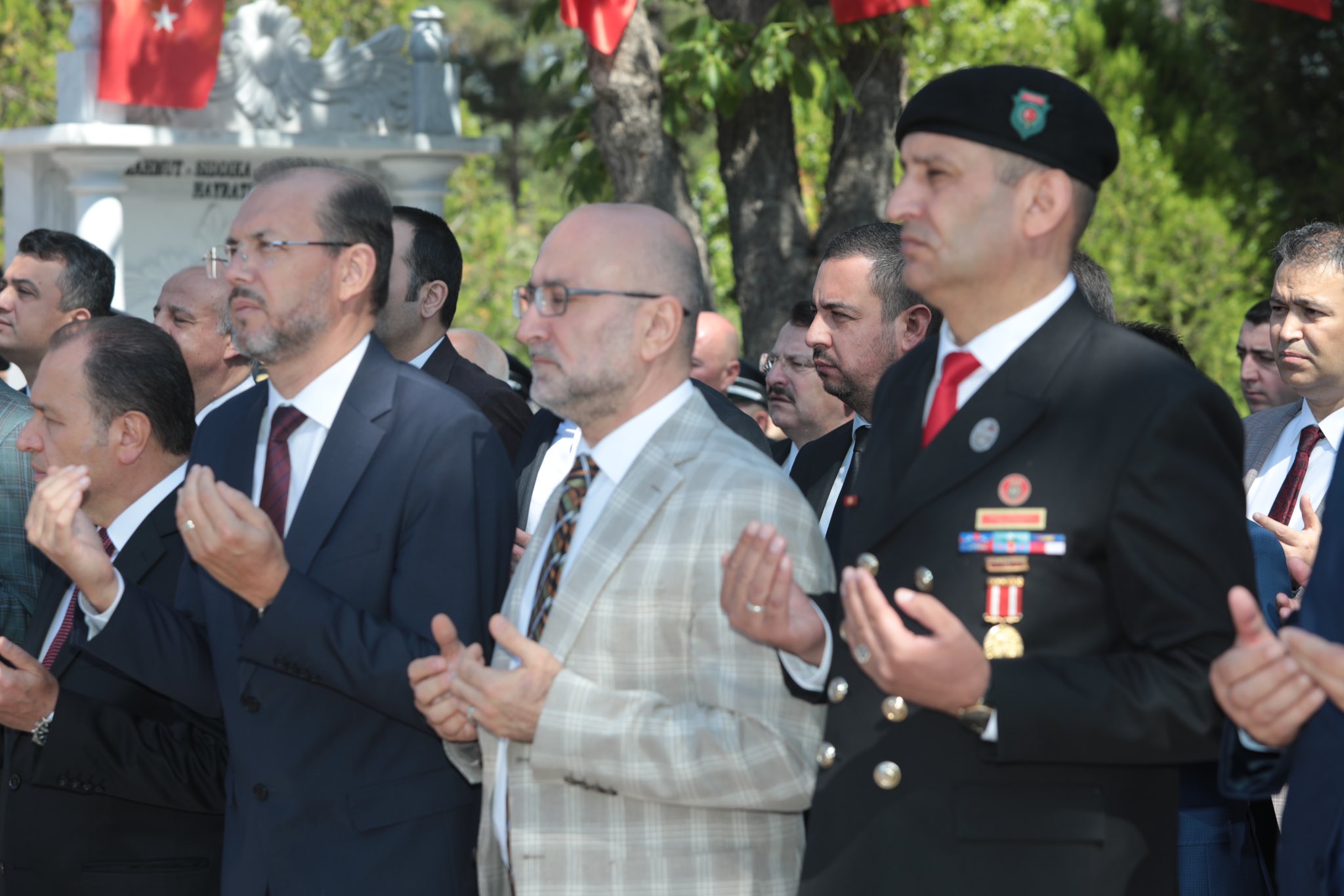 AK Partili Şahin Hava ve Polis Şehitliğini Ziyaret Etti