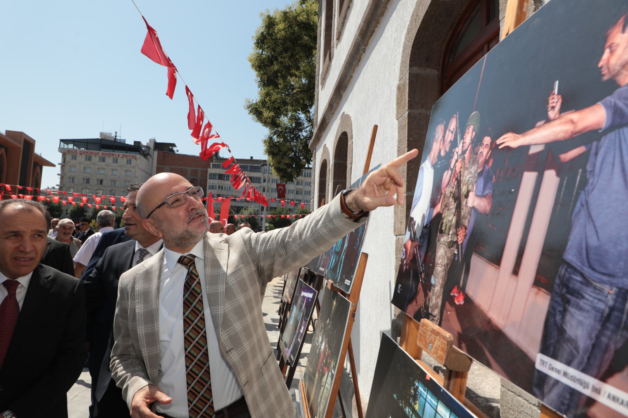 Başkan Şahin Sergiye Katıldı 15 Temmuz’un İzleri Gelecek Nesillere Aktarılıyor