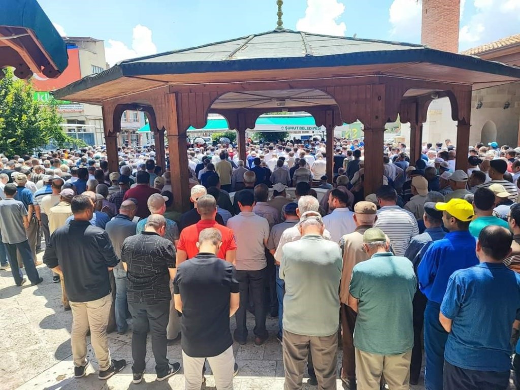 KANSERE YENİK DÜŞEN MUHTAR SON YOLCULUĞUNA UĞURLANDI