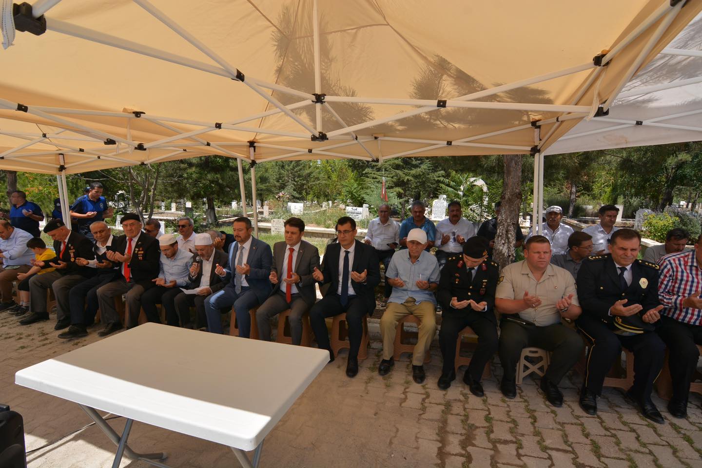 SANDIKLI'DA 15 TEMMUZ PROGRAMININ İLK ADRESİ  ŞEHİTLİKLER OLDU