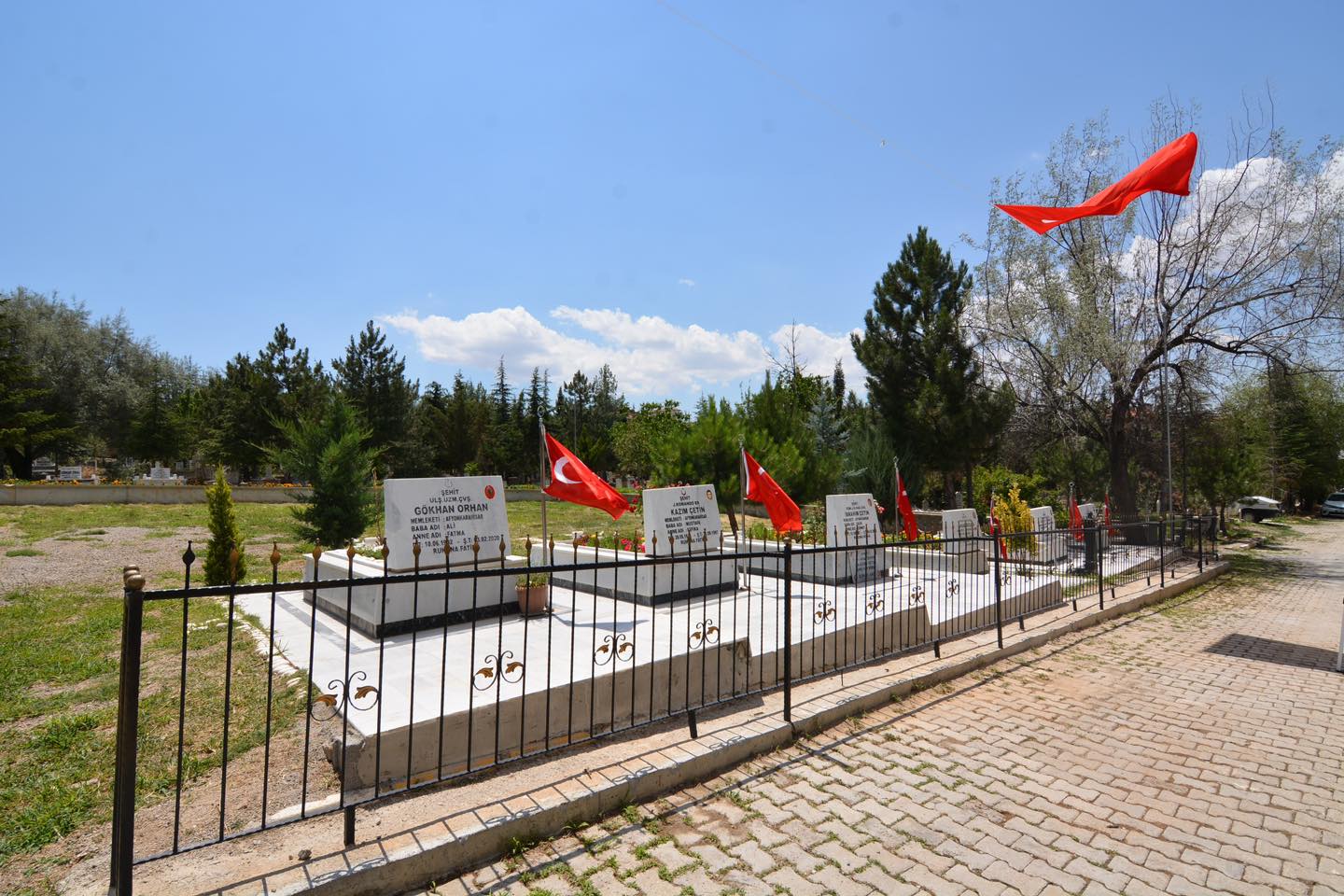 SANDIKLI'DA 15 TEMMUZ PROGRAMININ İLK ADRESİ  ŞEHİTLİKLER OLDU