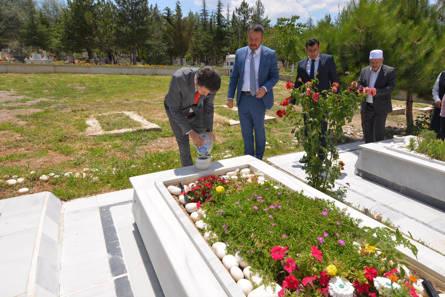 SANDIKLI'DA 15 TEMMUZ PROGRAMININ İLK ADRESİ  ŞEHİTLİKLER OLDU