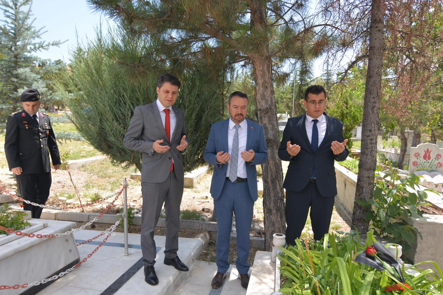 SANDIKLI'DA 15 TEMMUZ PROGRAMININ İLK ADRESİ  ŞEHİTLİKLER OLDU