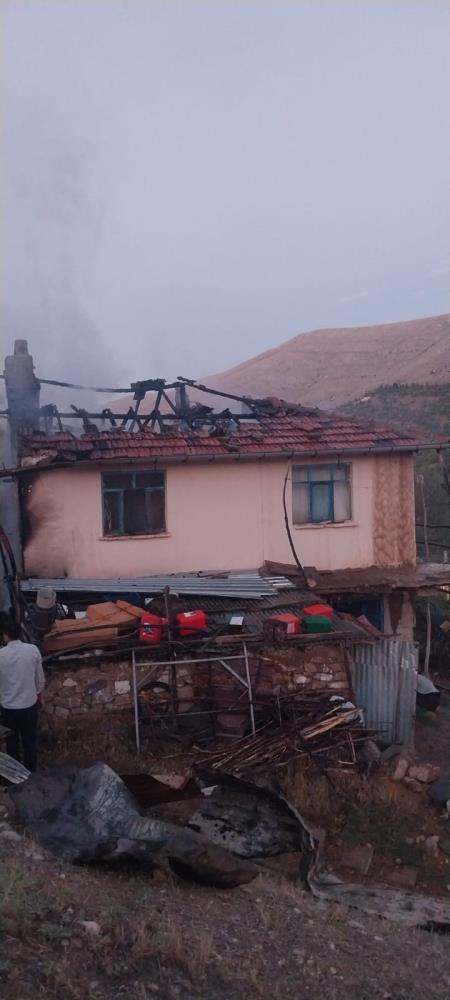 2 KATLI AHŞAP EV YANARAK KULLANILAMAZ HALE GELDİ