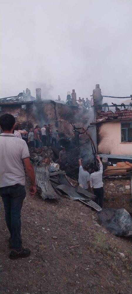 2 KATLI AHŞAP EV YANARAK KULLANILAMAZ HALE GELDİ