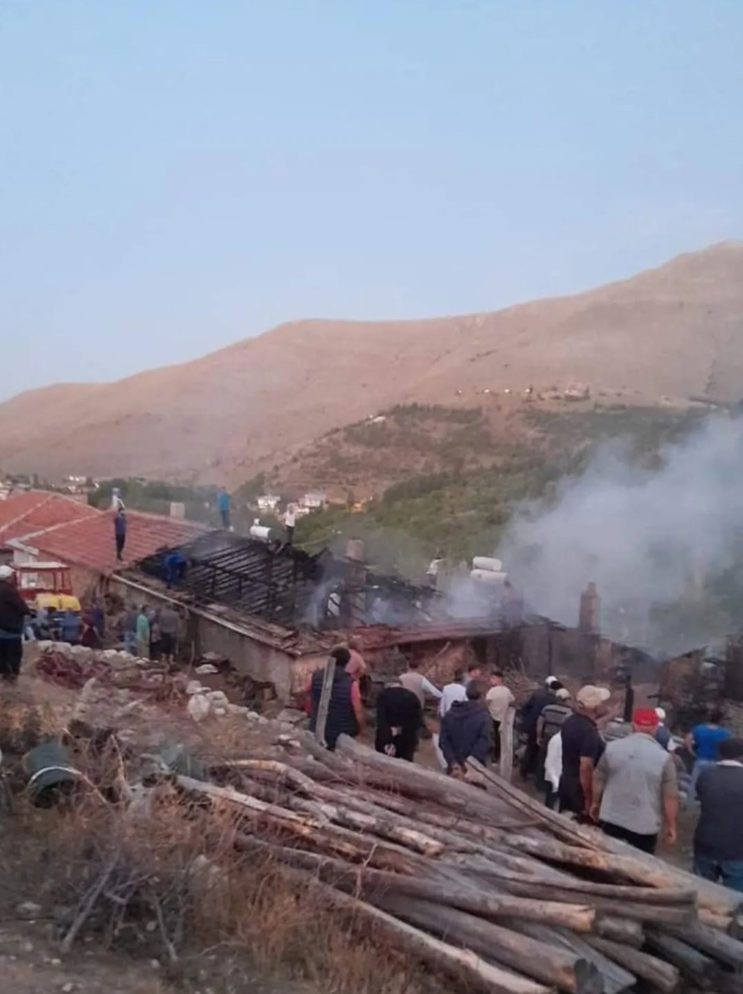 Şuhut'ta Alevlere Teslim Olan Ev Küle Döndü