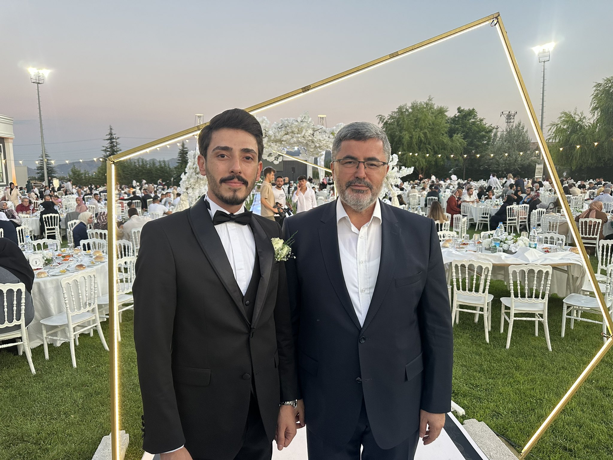 AK Partili Özkaya Genç Çifti Yalnız Bırakmadı