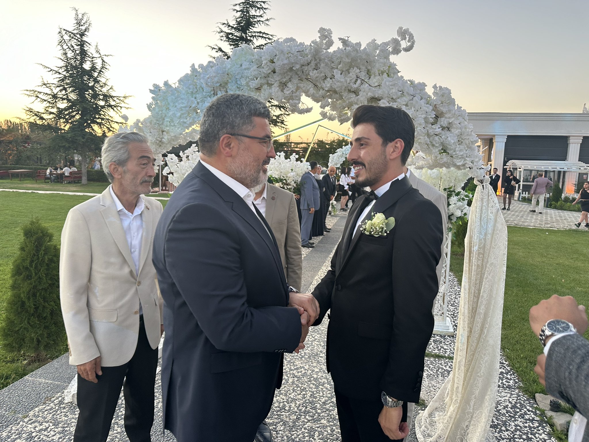 AK Partili Özkaya Genç Çifti Yalnız Bırakmadı