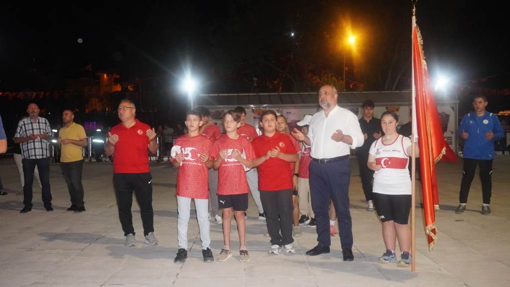 15 TEMMUZ ŞEHİTLERİNİ ANMA SANCAK KOŞUSU AFYON'DA DÜZENLENDİ
