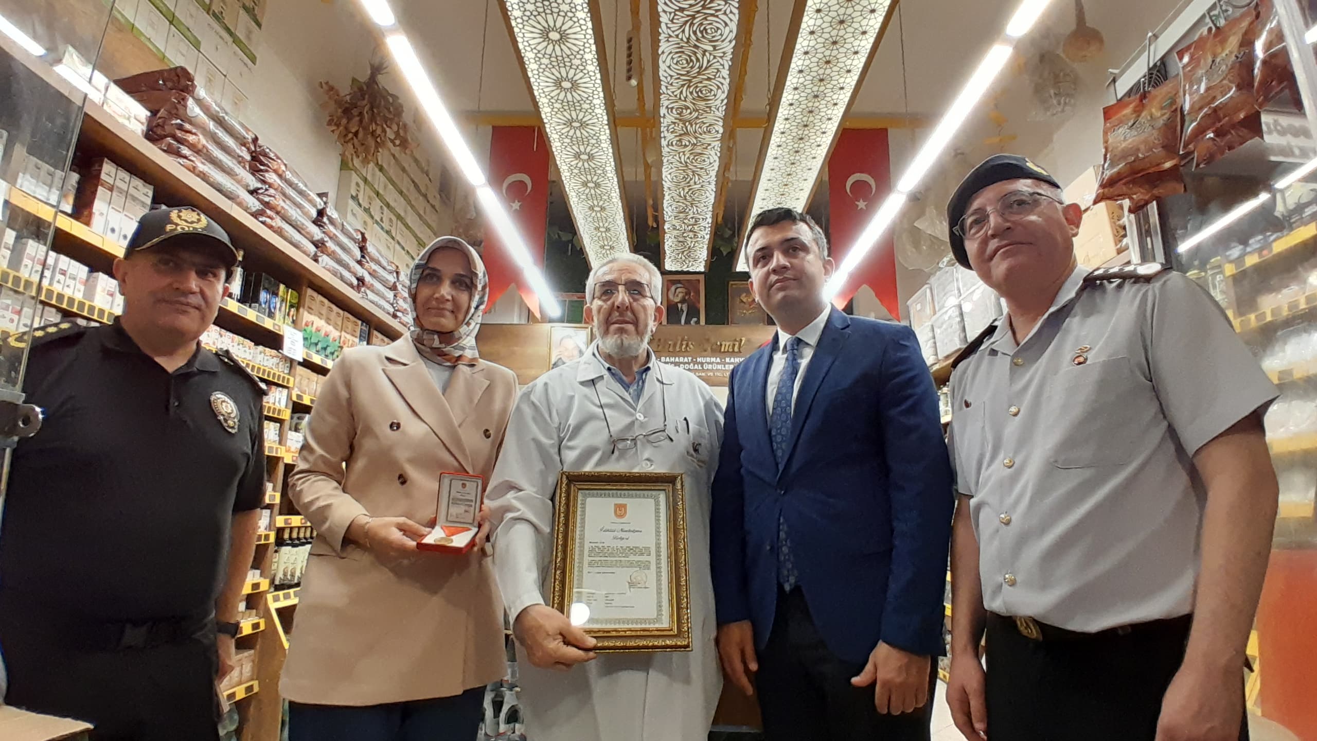Devlet Ana Sevgi Yolu Esnafıyla Kucaklaştı