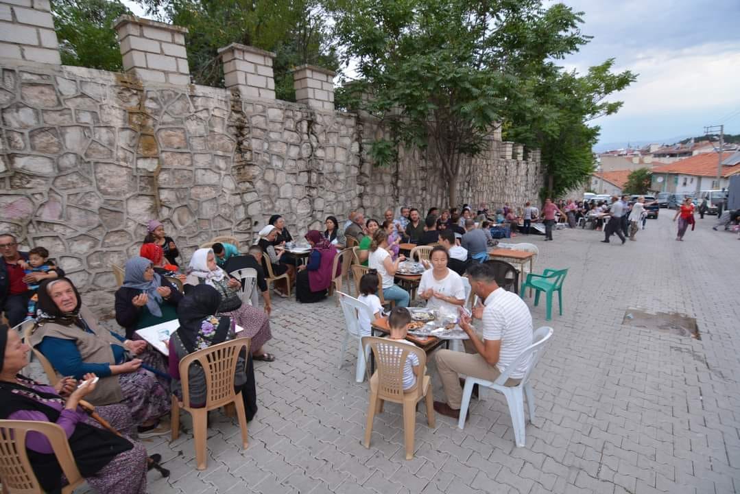 Sandıklı’da AK Kadınlar Saha Çalışmalarını Sürdürüyor
