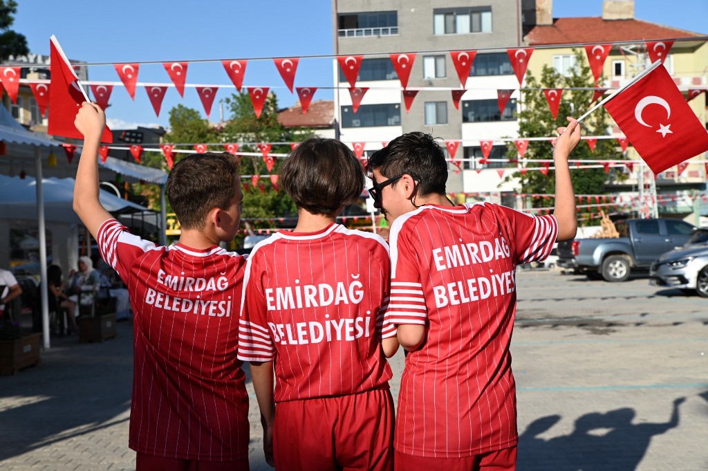 EMİRDAĞ BELEDİYESİ YAZ SPOR OKULLARI İÇİN GÖRKEMLİ AÇILIŞ