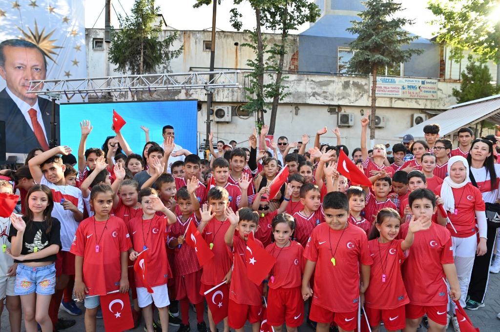 EMİRDAĞ BELEDİYESİ YAZ SPOR OKULLARI İÇİN GÖRKEMLİ AÇILIŞ