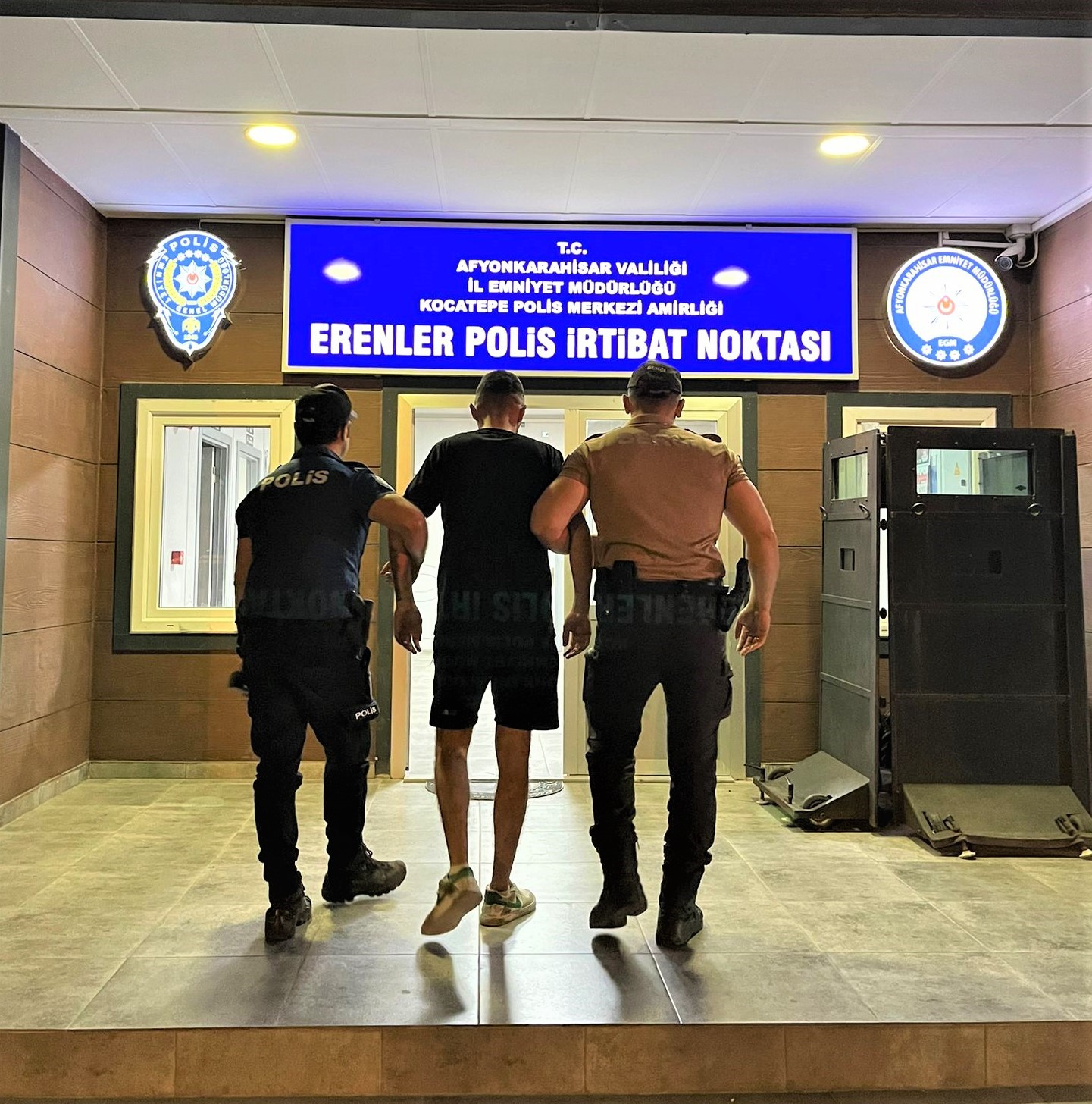 AFYONKARAHİSAR'DA YAĞMA SUÇUNDAN ARANAN ŞAHIS YAKALANDI