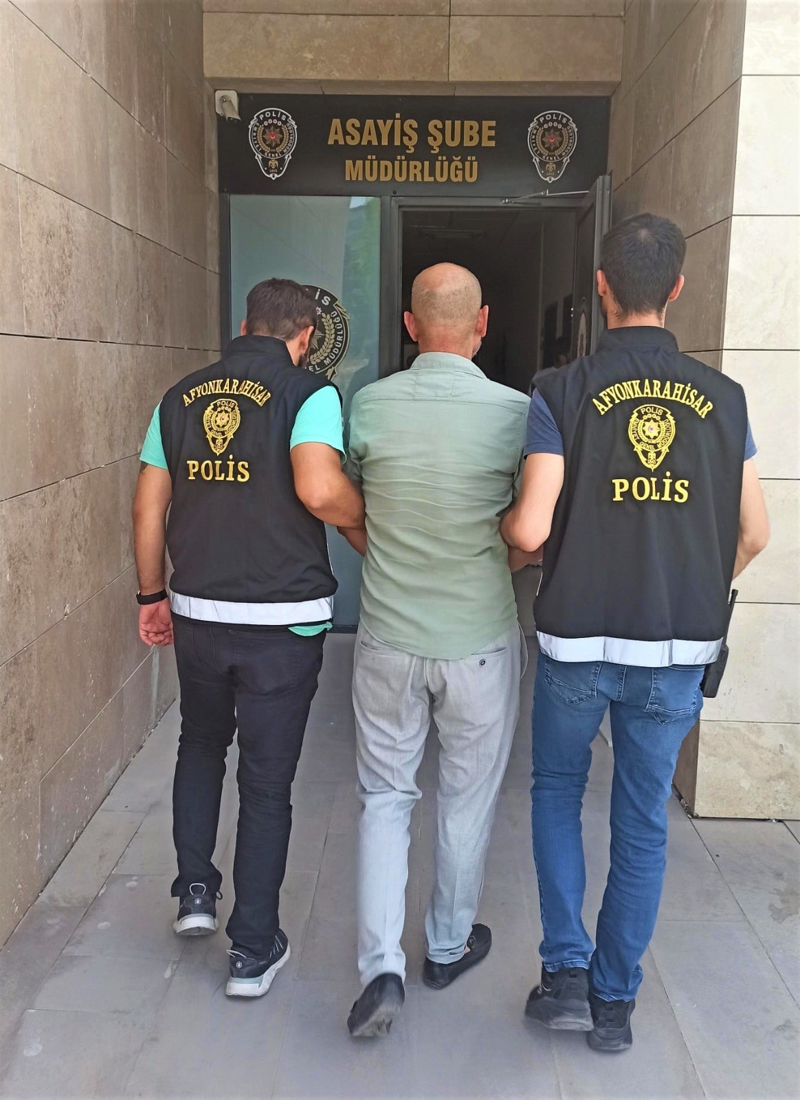 KİŞİYİ HÜRRİYETİNDEN YOKSUN KILMA SUÇUNDAN ARANAN ŞAHIS YAKALANDI