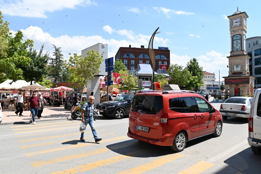 GURBETÇİLERİ GÜL SUYU İLE KARŞILADILAR