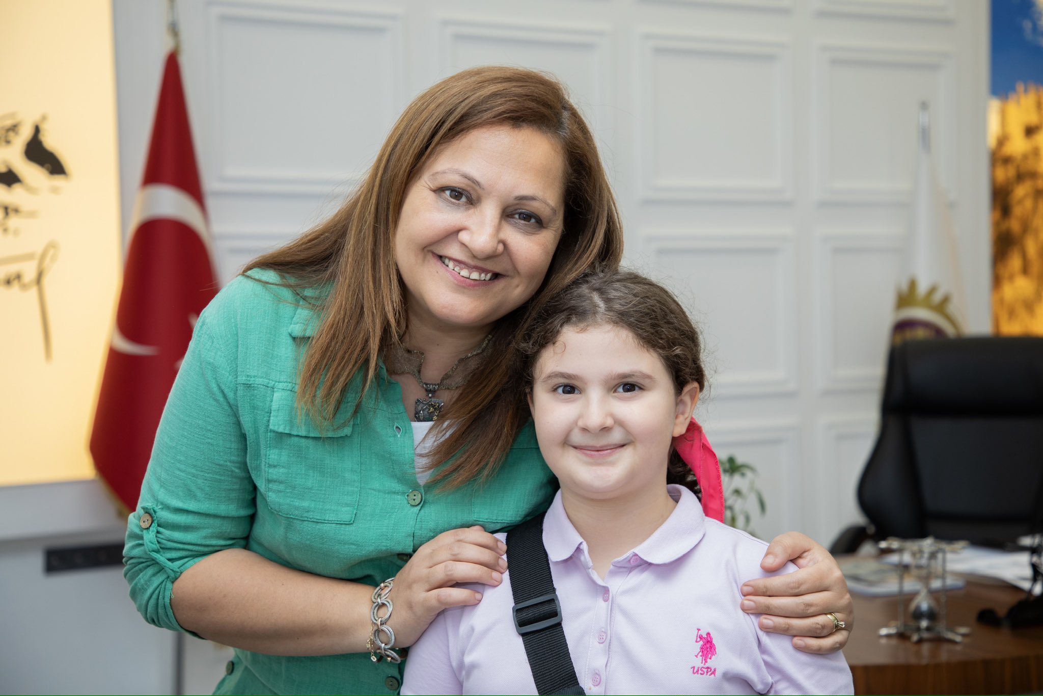 Başkan Burcu Köksal'dan Minik Misafire Büyük İlgi