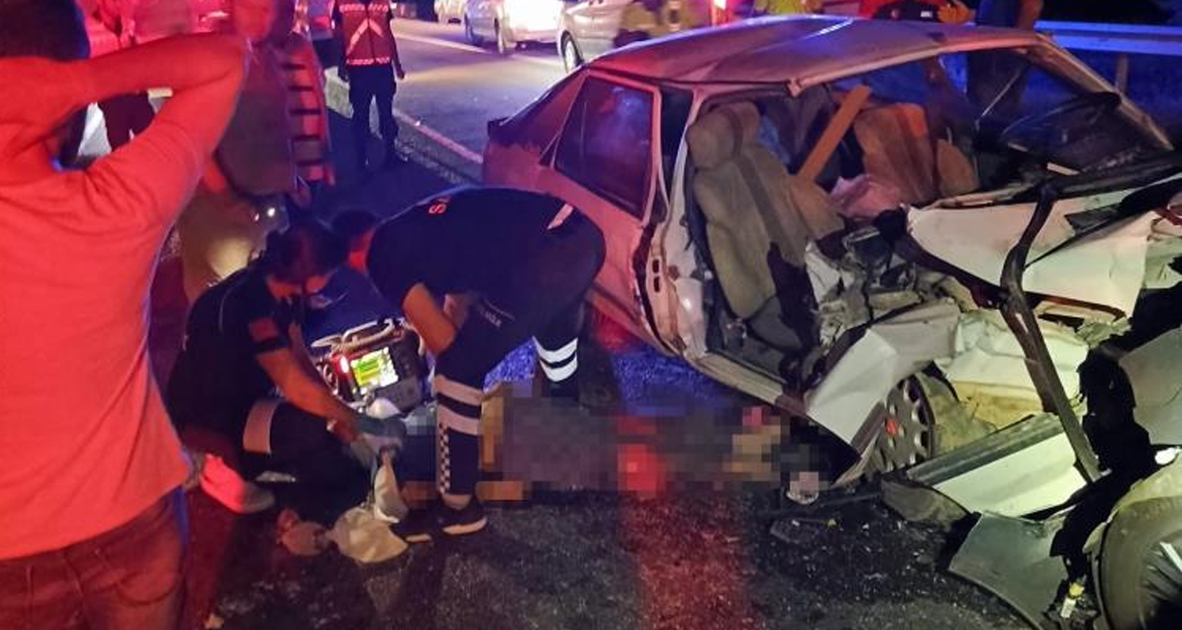 İki Otomobil Kafa Kafaya Çarpıştı: 3 Ölü, 10 Yaralı