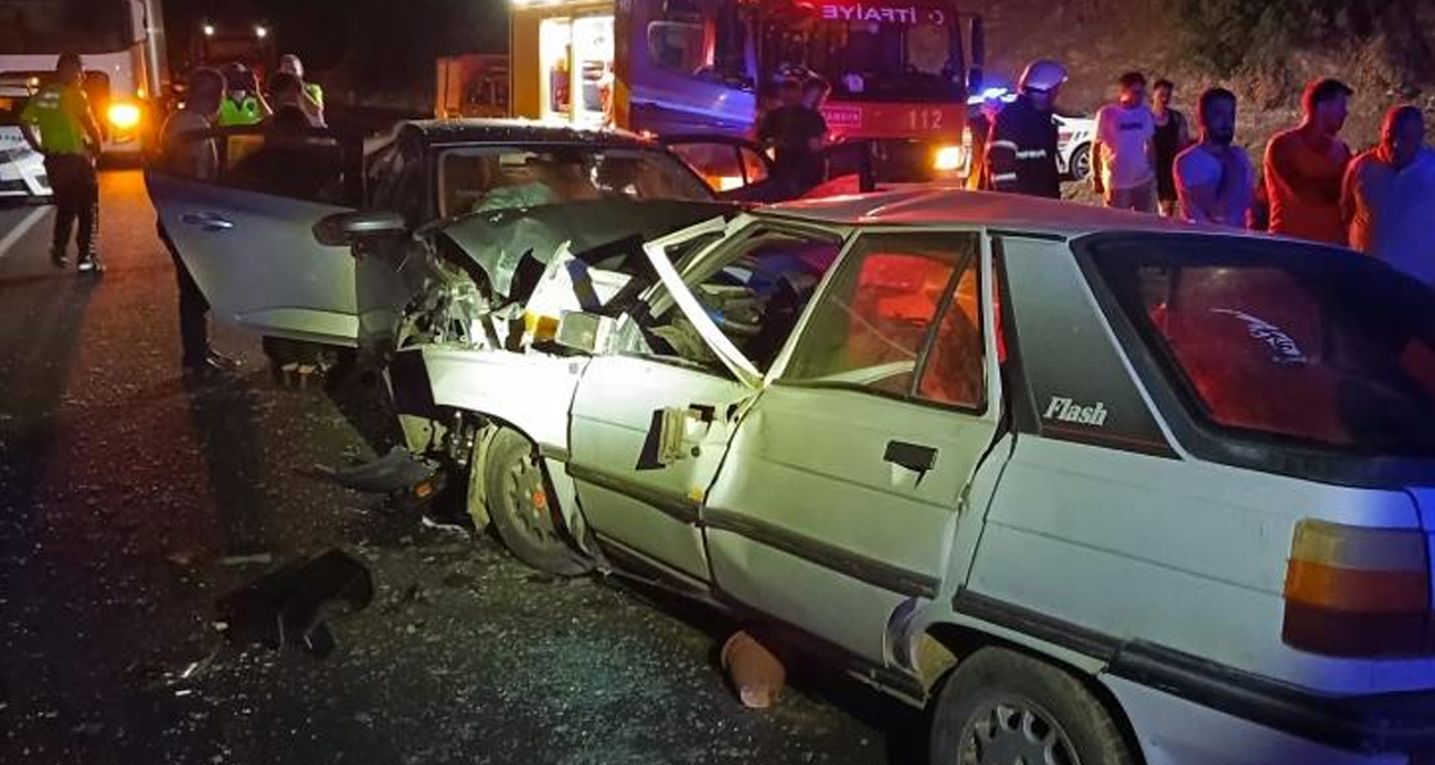 İki Otomobil Kafa Kafaya Çarpıştı: 3 Ölü, 10 Yaralı