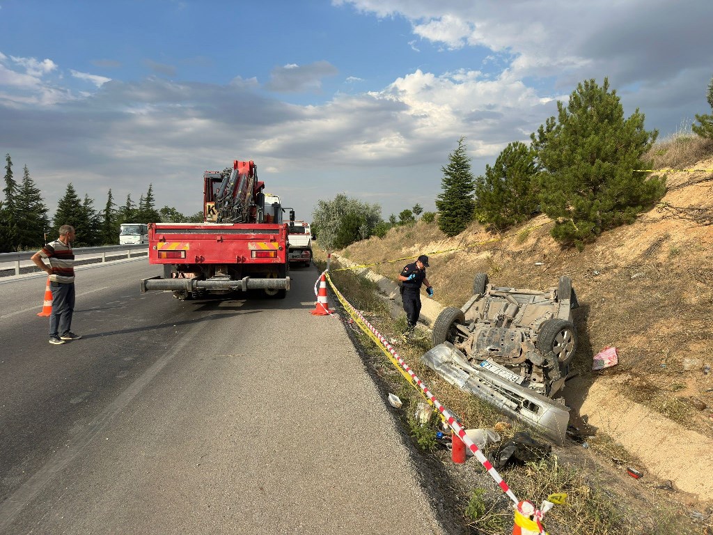 TAKLA ATIP REFÜJE DEVRİLEN OTOMOBİLDE 2 KİŞİ YARALANDI