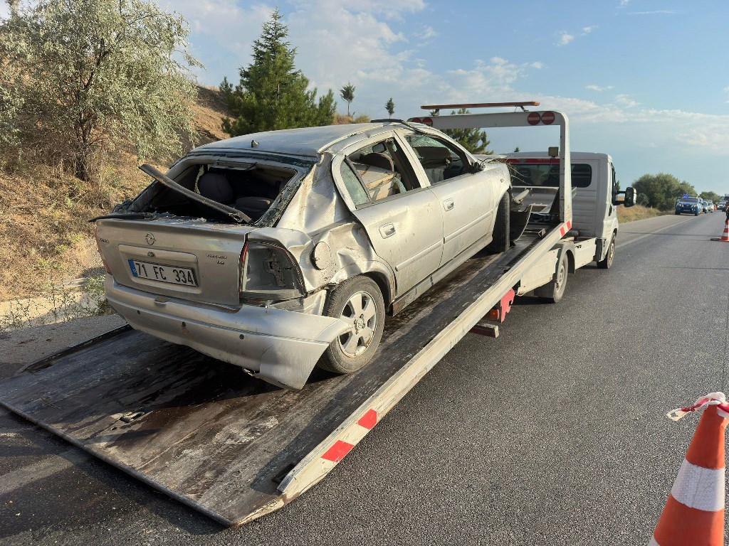 TAKLA ATIP REFÜJE DEVRİLEN OTOMOBİLDE 2 KİŞİ YARALANDI