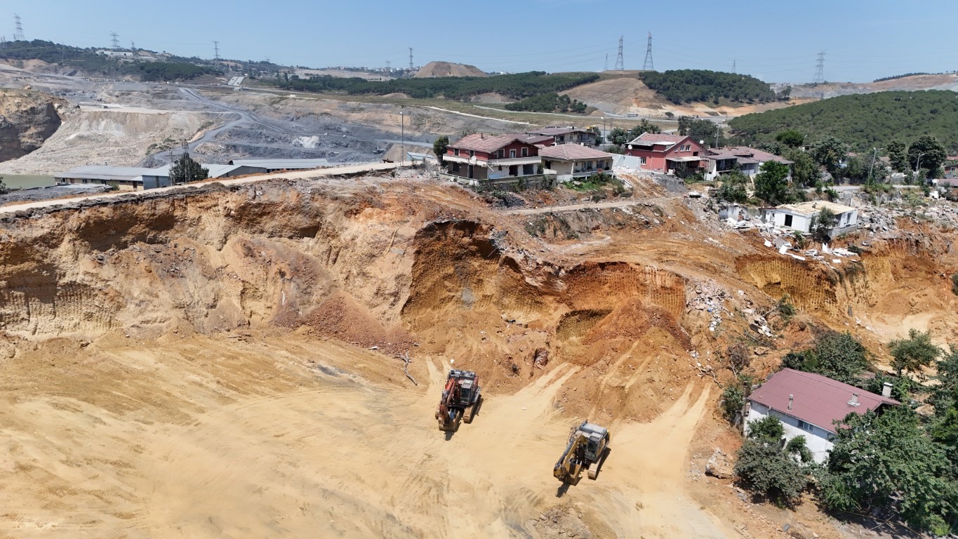 Maden Sahasının Ortasında Kalan Mahalleli Uçurumun Kenarında Yaşıyor
