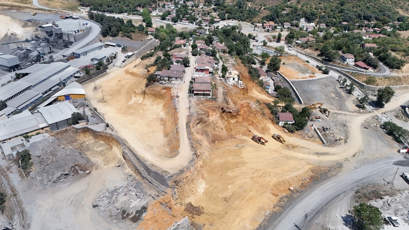 Maden Sahasının Ortasında Kalan Mahalleli Uçurumun Kenarında Yaşıyor