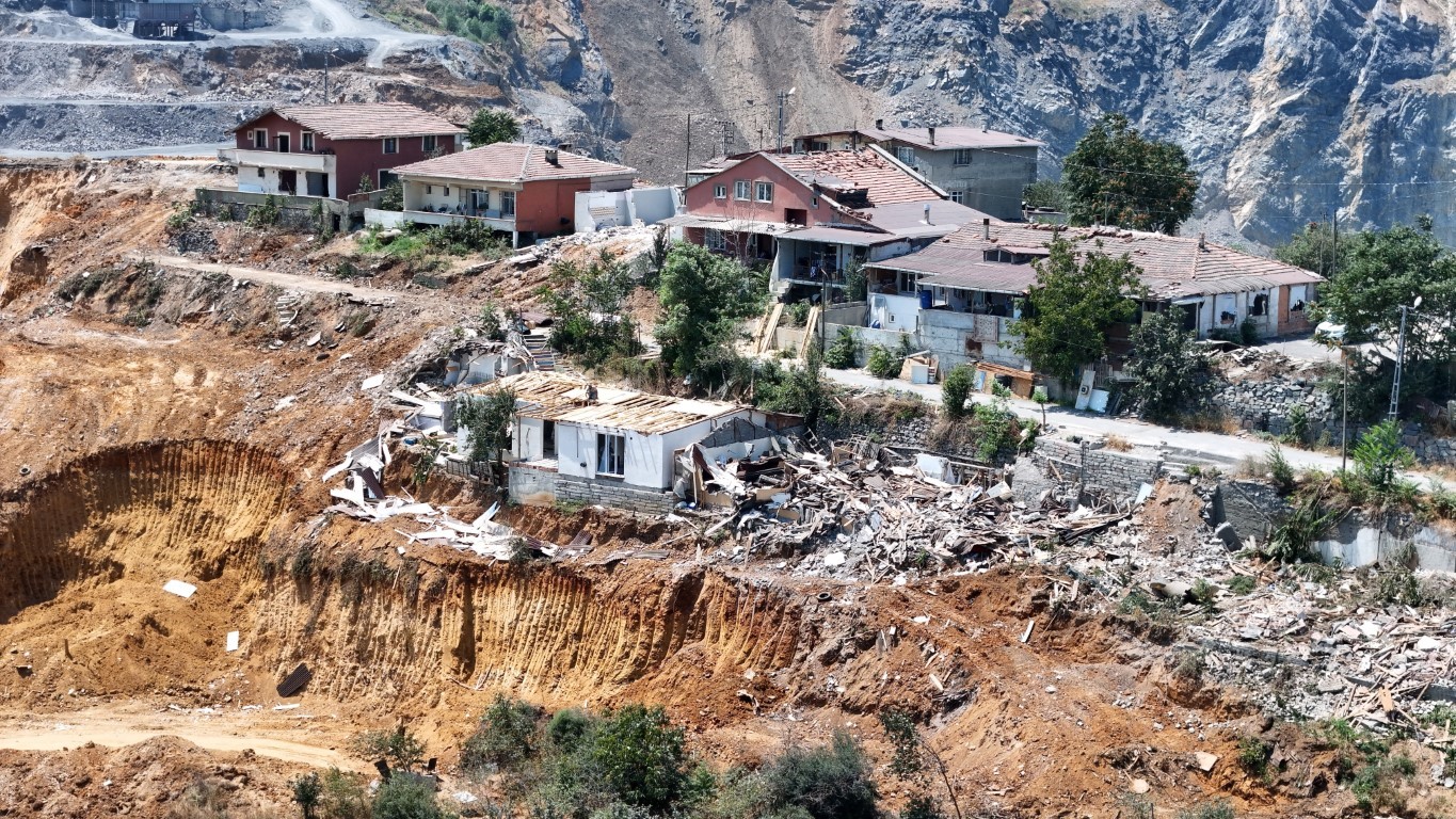 Maden Sahasının Ortasında Kalan Mahalleli Uçurumun Kenarında Yaşıyor
