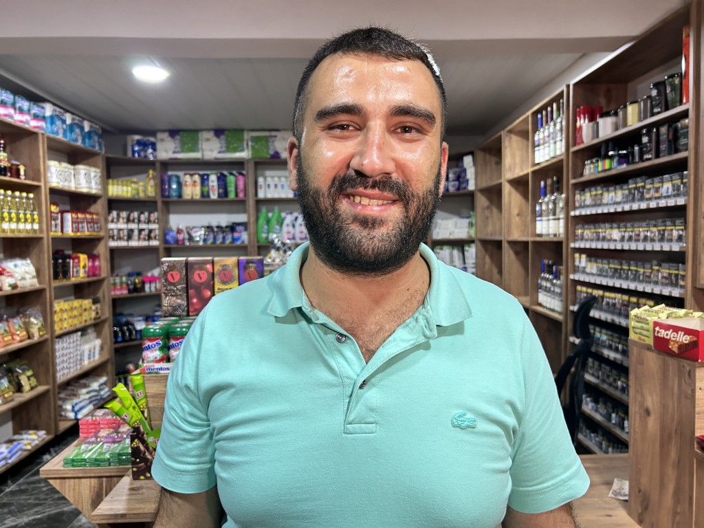 Sosyal Medya Bu İşçiyi Konuşuyor! Market kirlenmesin diye çamurlu ayakkabılarını çıkardı
