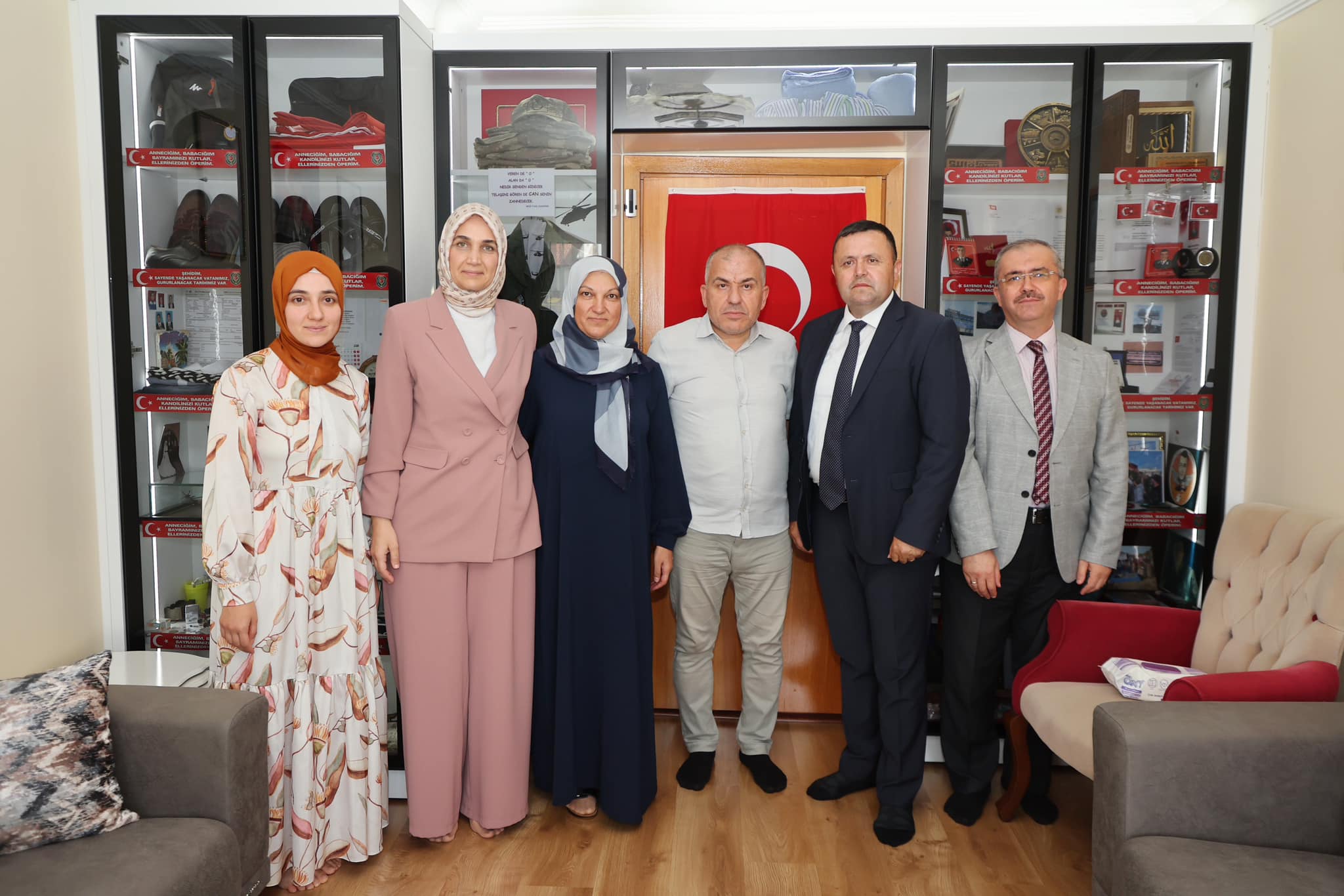 Vali Yiğitbaşı, Hacdan Dönen Şehit Annesini Ziyaret Etti