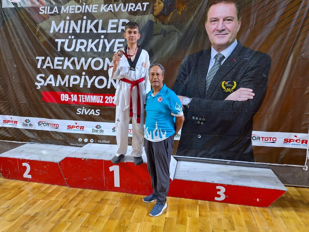 TAEKWONDO ŞAMPİYONASI'NDA AFYONKARAHİSARLI SPORCU ÜÇÜNCÜ OLDU