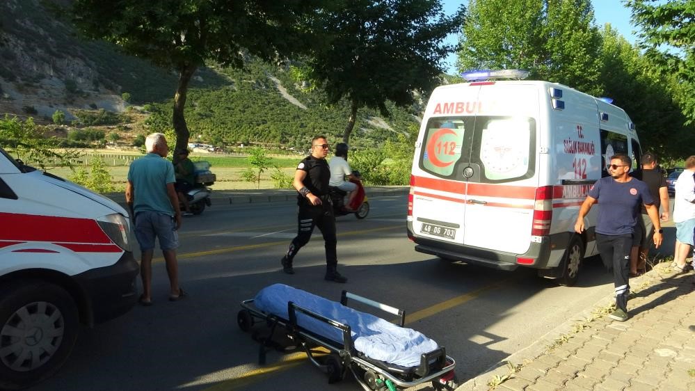 Bebeğini Göremeden Hayatını Kaybetti: Kazada ağır yaralanan hamile kadın operasyonla alınan bebeğini göremedi