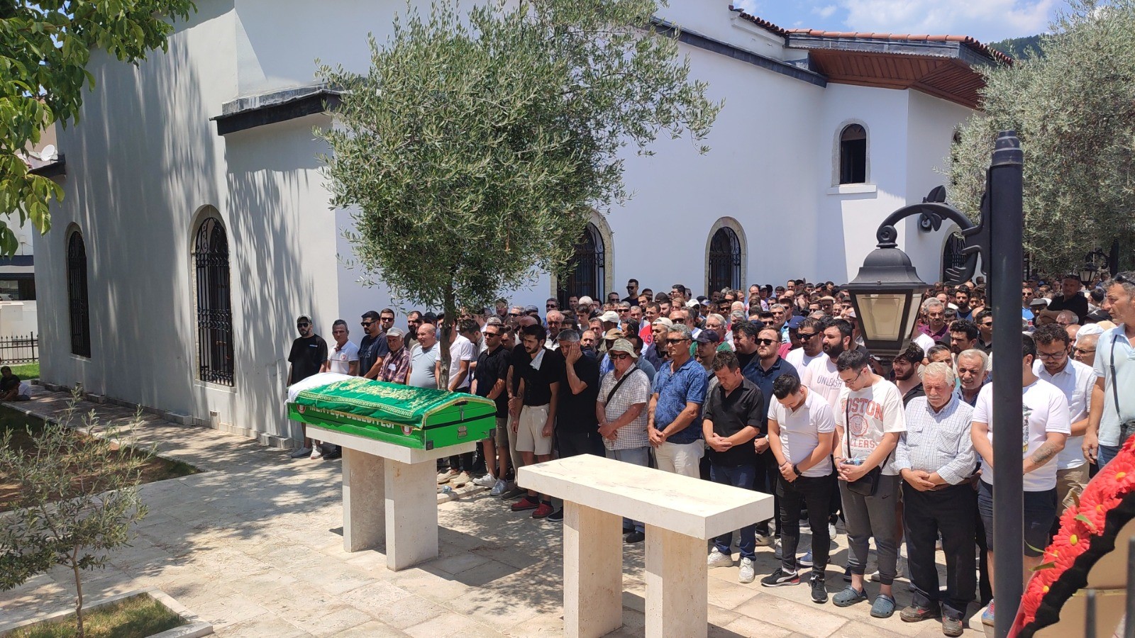 Bebeğini Göremeden Hayatını Kaybetti: Kazada ağır yaralanan hamile kadın operasyonla alınan bebeğini göremedi