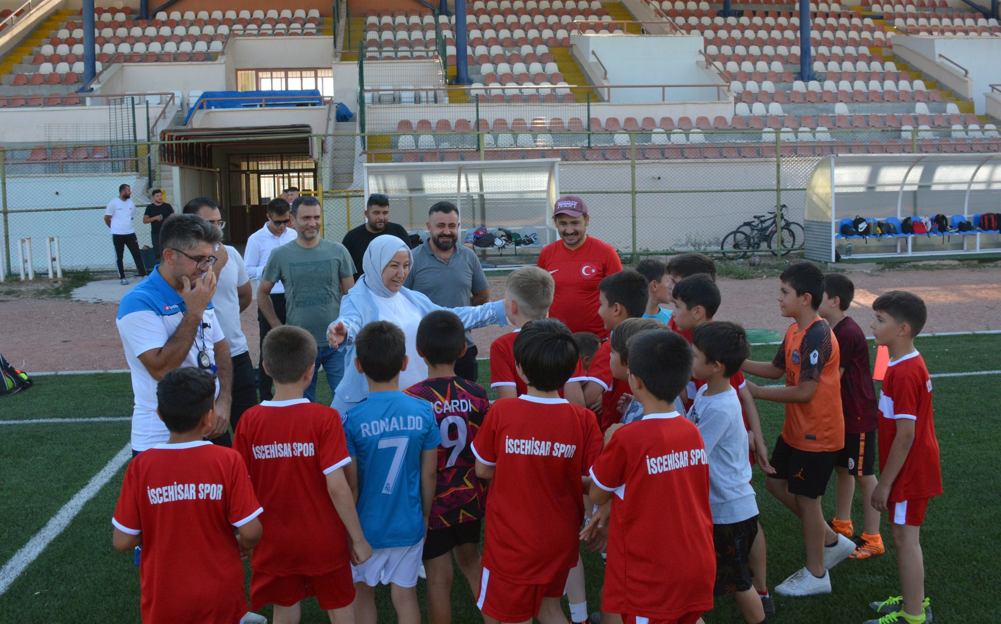 Başkan Seyhan Kılınçarslan, Yaz Okulu Futbol Kursunu Ziyaret Etti
