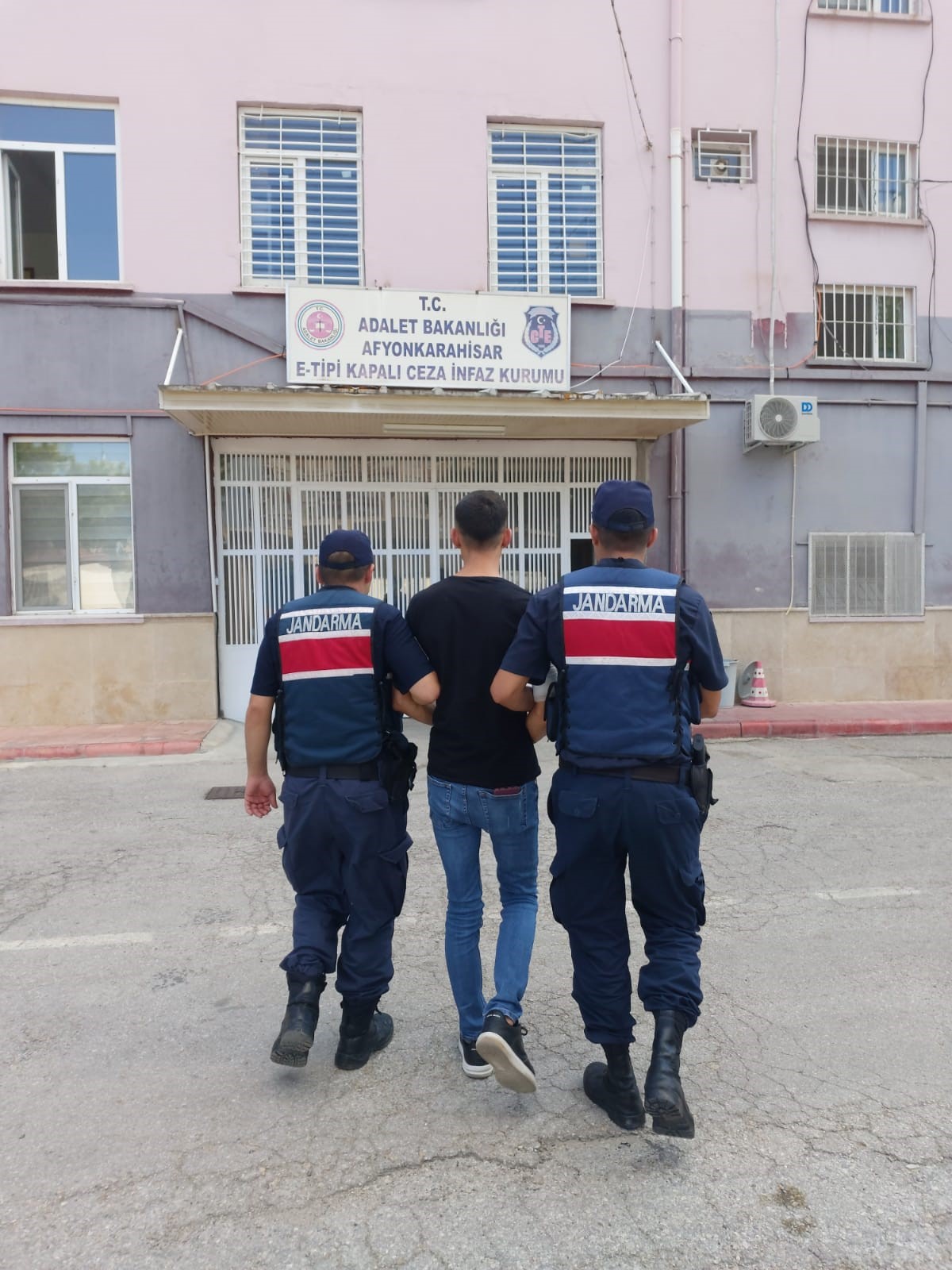 3 YIL 3 AY 29 GÜN HAPİS CEZASI İLE ARANAN ŞAHSI JANDARMA YAKALADI