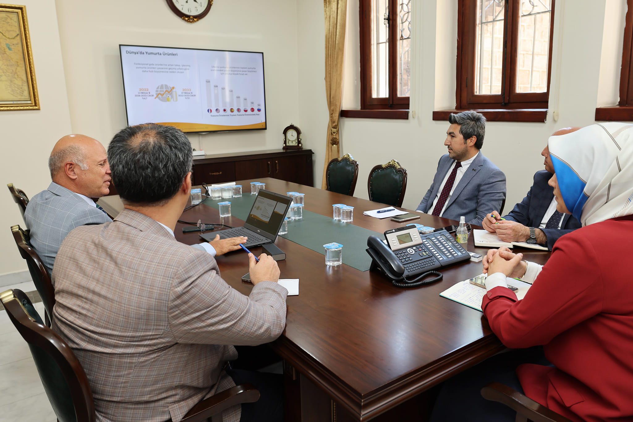 VALİ YİĞİTBAŞI BAŞKANLIĞINDA YUMURTA SEKTÖRÜ DEĞERLENDİRME TOPLANTISI DÜZENLENDİ
