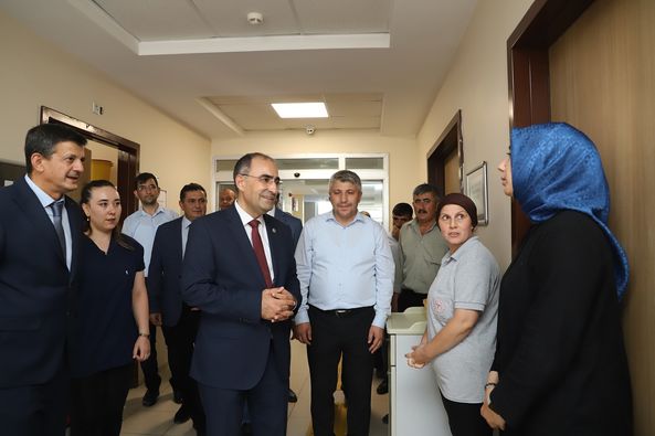 AK Partili Arslan'ın Ziyaretinde Hekim Kimliği Vekil Kimliğinin Önüne Geçti