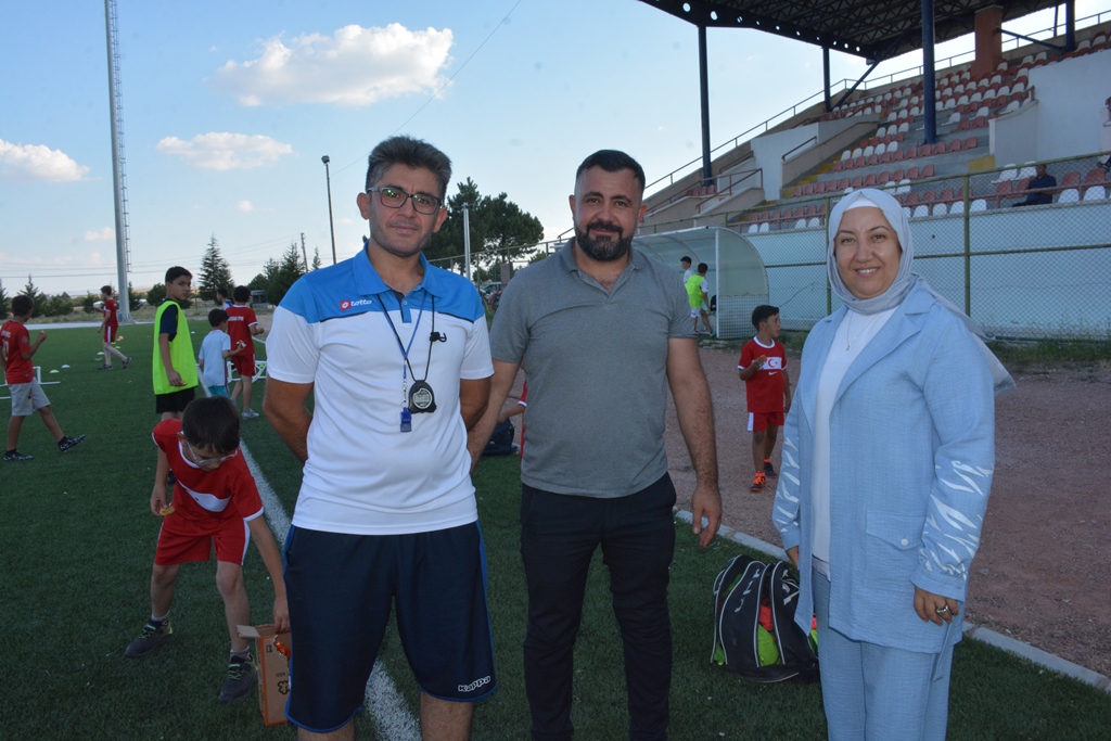 FUTBOL KURSU İLGİ GÖRÜYOR