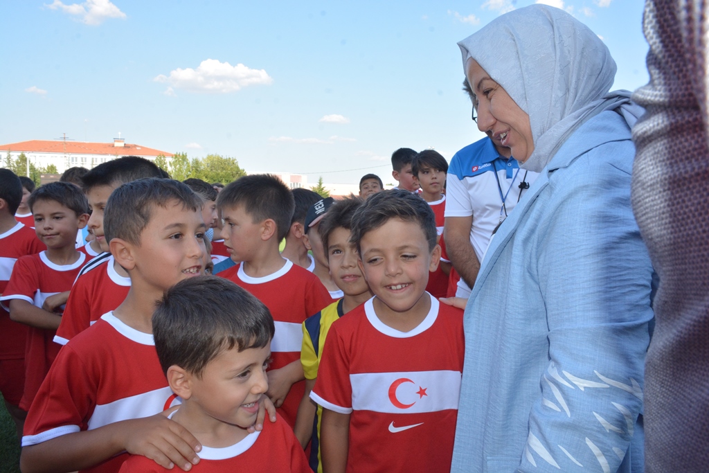 FUTBOL KURSU İLGİ GÖRÜYOR