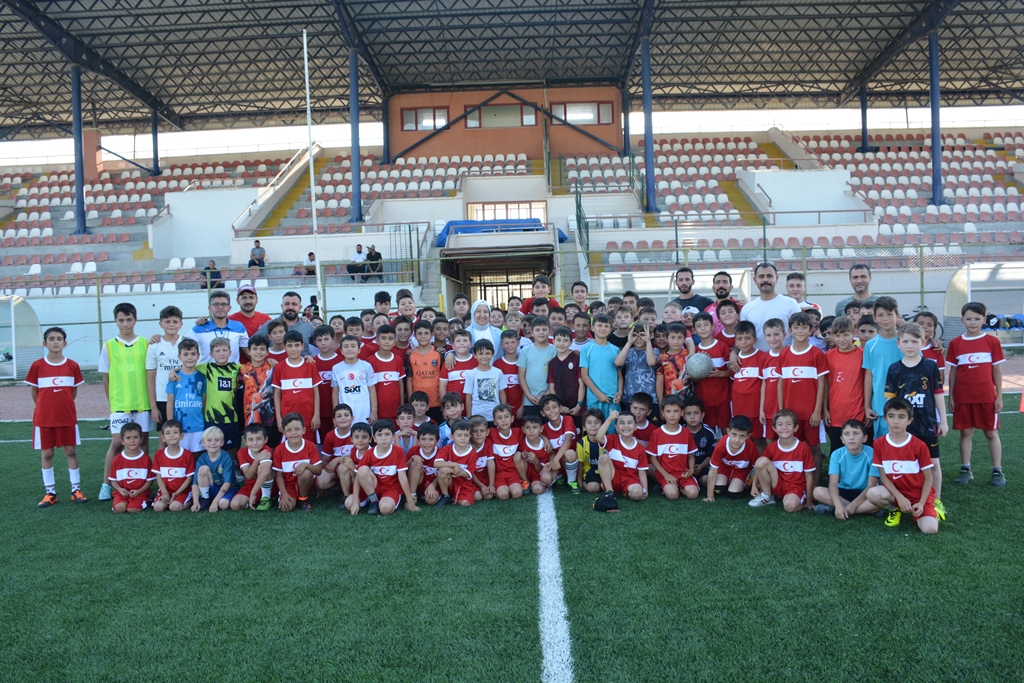 FUTBOL KURSU İLGİ GÖRÜYOR