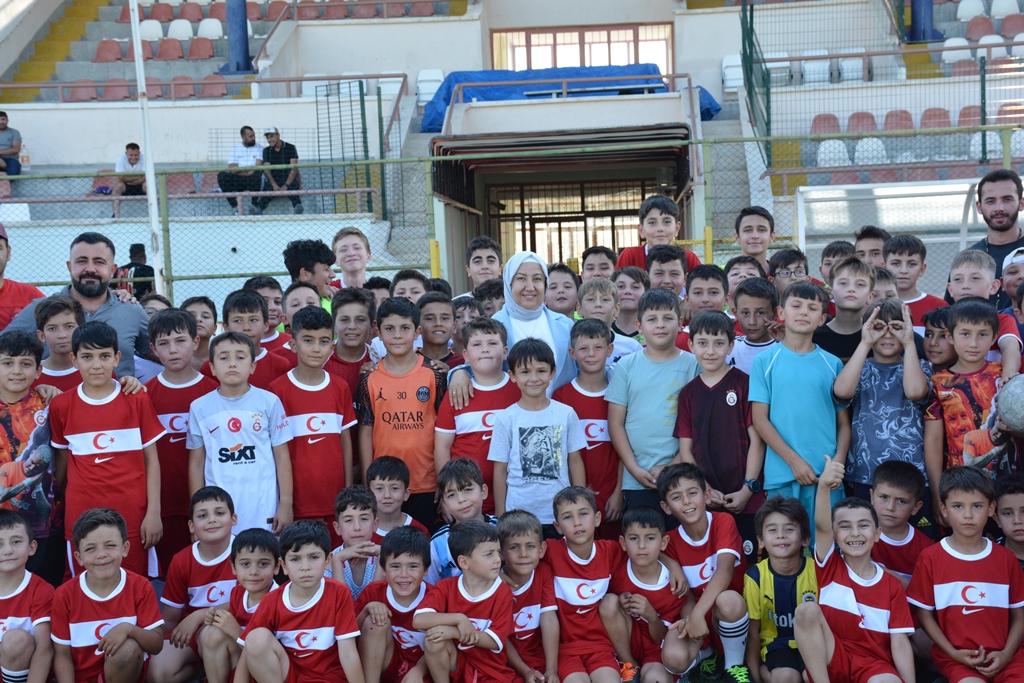 FUTBOL KURSU İLGİ GÖRÜYOR