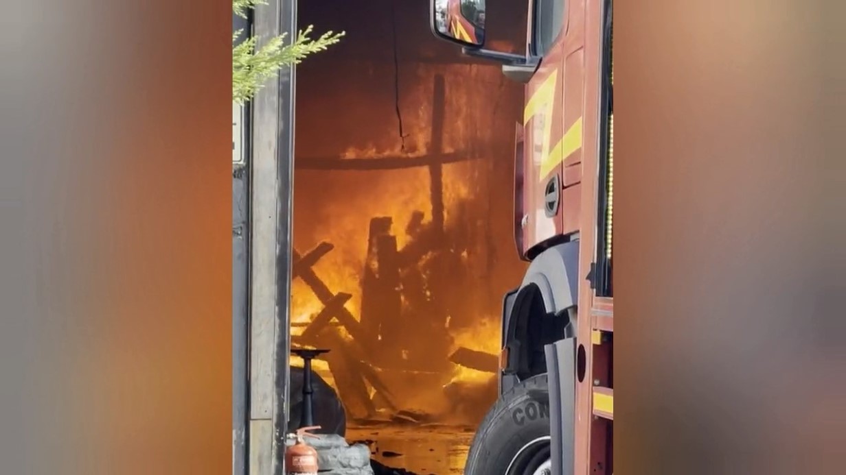 Sandalye Fabrikası Alev Alev Yandı: 2 saatte söndürülen yangının boyutu dron ile görüntülendi