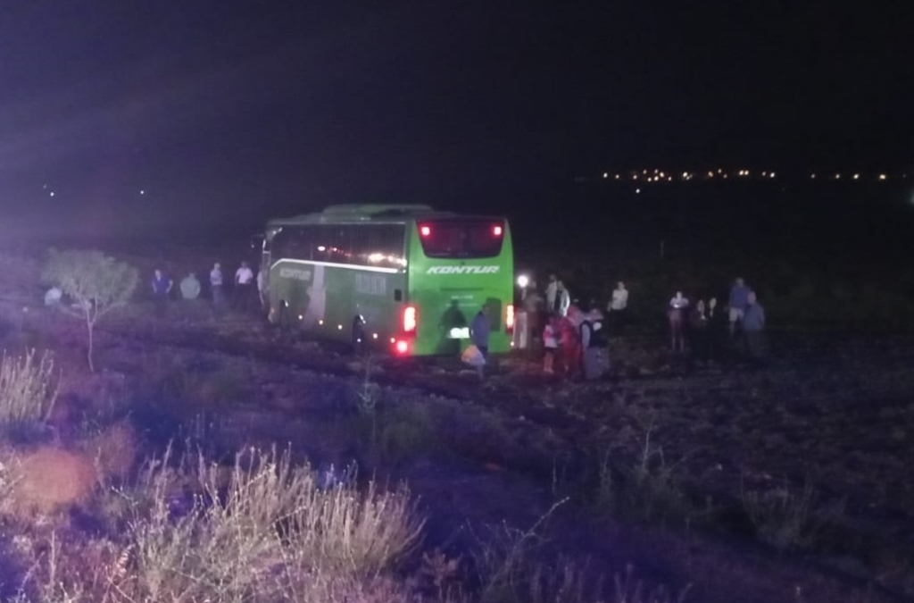 ŞUHUT'TA OTOBÜS OTOMOBİL İLE ÇARPIŞTI!
