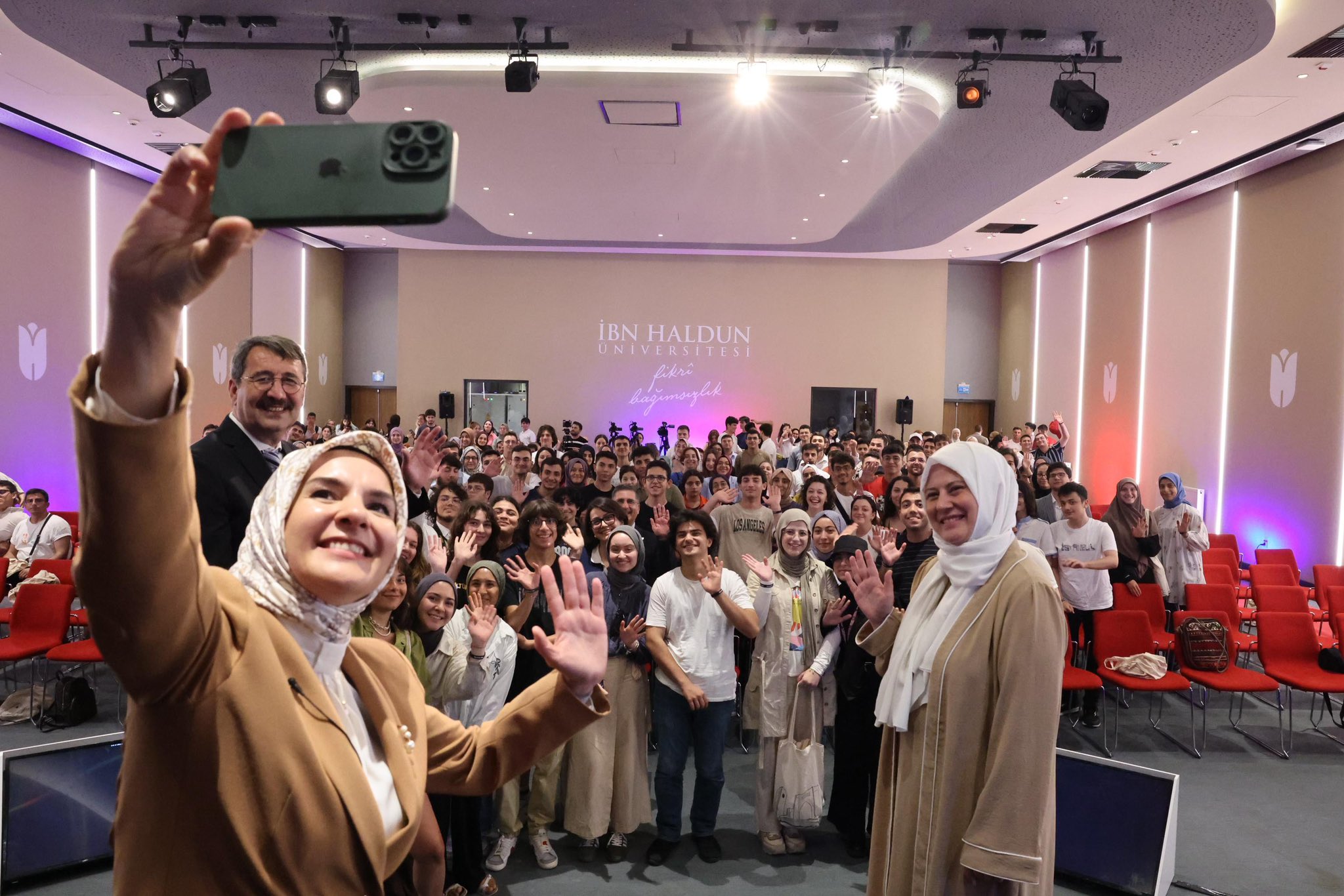 Afyonlu Bakan Gençlerle Keyifli Sohbet Geçirdi