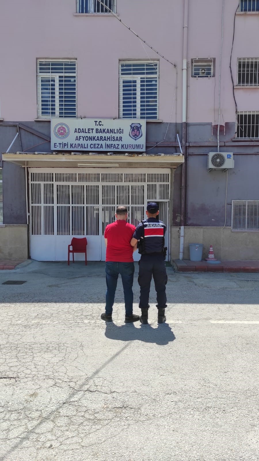 UYUŞTURUCU SUÇUNDAN ARANAN ŞAHIS YAKALANDI
