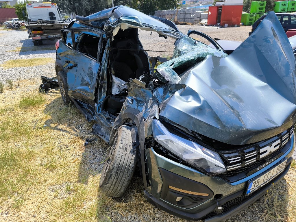 YOLCU TRENİ HEMZEMİN GEÇİTTE OTOMOBİLE ÇARPTI: 3 ÖLÜ