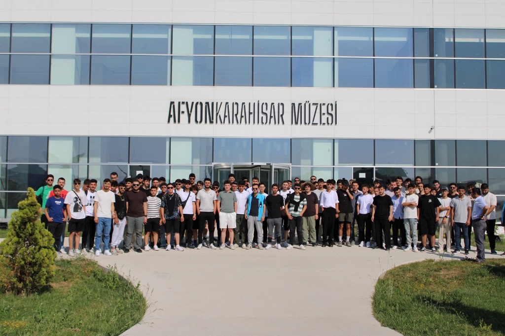 GENÇLİK KAMPI'NA TÜRKİYE'NİN DÖRT BİR YANINDAN 180 GENÇ GELDİ