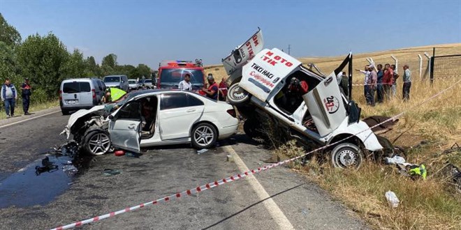 TİCARİ ARAÇ OTOMOBİL İLE ÇARPIŞTI