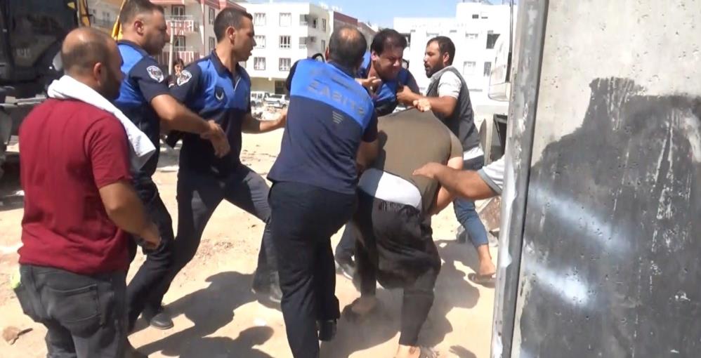 ZABITA İLE ESNAF ARASINDA KAVGA: ORTALIK SAVAŞ ALANINA DÖNDÜ: 15 YARALI, 5 GÖZALTI